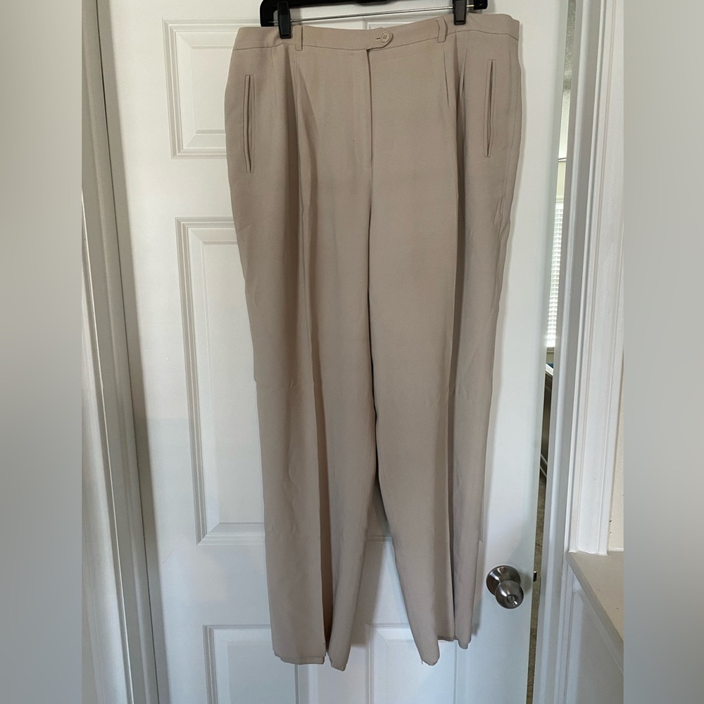 Women’s Cream pants with an asymmetrical back pocket